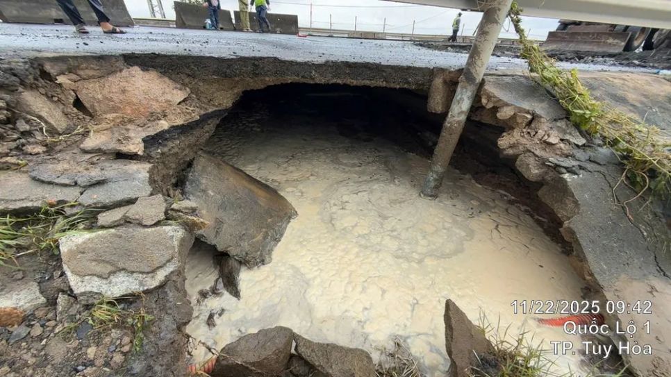 Mưa lũ tại khu vực Nam Trung bộ vừa qua làm hư hỏng nhiều tuyến đường