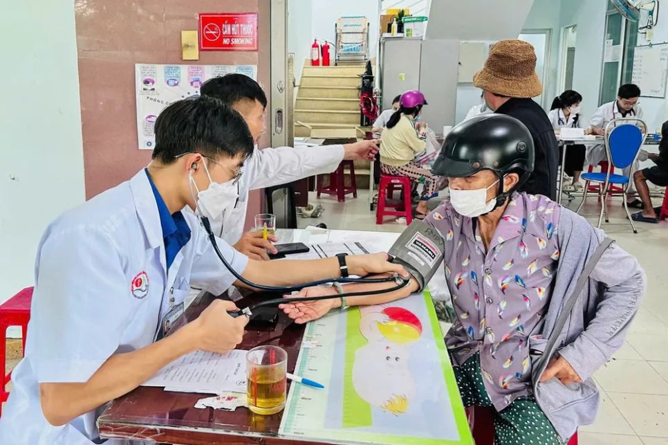 Bác sĩ khám bệnh miễn phí cho người dân vùng lũ. Ảnh: BVĐKKH