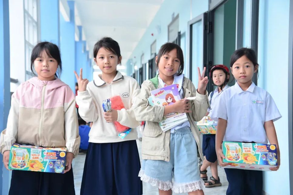 Món quà nhỏ nhưng là niềm động viên lớn để các em yên tâm trở lại trường. Ảnh: TỈNH ĐOÀN KHÁNH HÒA
