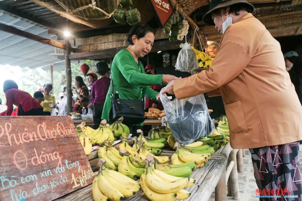 Phiên chợ quê 0 đồng ấm lòng người dân chịu ảnh hưởng của đợt mưa lũ lịch sử vừa qua. Ảnh: HIẾU GIANG