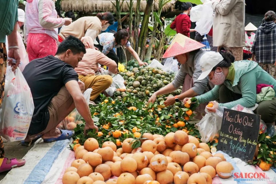 Với cách trao quà như đi chợ, bà con được tự tay chọn món đồ mình cần. Ảnh: HIẾU GIANG