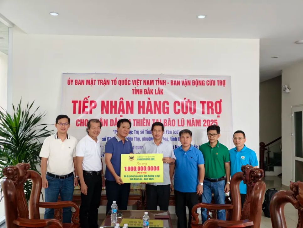 Anh Ngô Văn Đông – TGĐ Công ty dẫn đầu đoàn công tác trao cứu trợ cho đồng bào tỉnh Đắk Lắk Anh Ngô Văn Đông – TGĐ Công ty dẫn đầu đoàn công tác trao cứu trợ cho đồng bào tỉnh Đắk Lắk