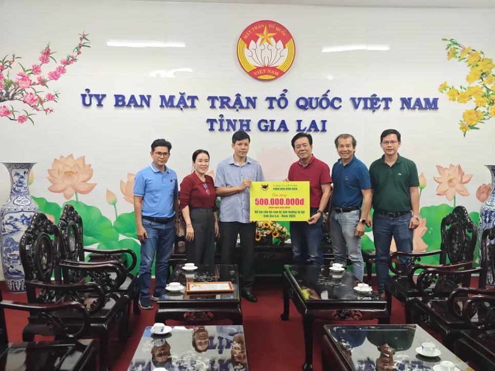 Anh Ngô Văn Đông – TGĐ Công ty dẫn đầu đoàn công tác trao cứu trợ cho người dân tỉnh Gia Lai Anh Ngô Văn Đông – TGĐ Công ty dẫn đầu đoàn công tác trao cứu trợ cho người dân tỉnh Gia Lai