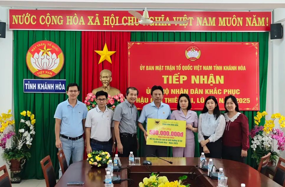 Anh Phan Văn Tâm – Phó TGĐ Cty và anh Phạm Ngọc Tuấn – GĐ Cty Bình Điền Mekong trao cứu trợ cho bà con tỉnh Khánh Hoà Anh Phan Văn Tâm – Phó TGĐ Cty và anh Phạm Ngọc Tuấn – GĐ Cty Bình Điền Mekong trao cứu trợ cho bà con tỉnh Khánh Hoà