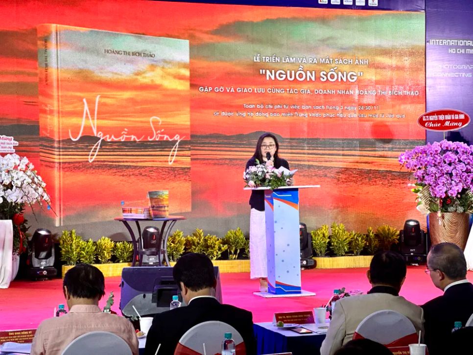 Bà Nguyễn Thủy Hằng Giang chia sẻ tại chương trình. Ảnh: QUỲNH YÊN