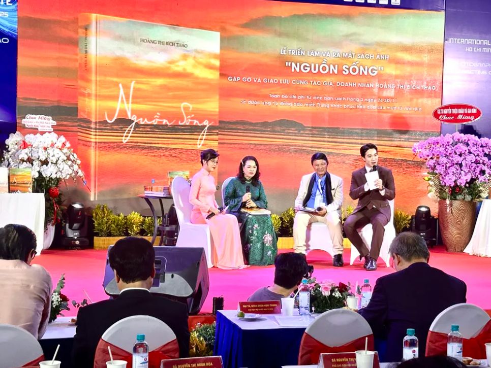 Tác giả Hoàng Thị Bích Thảo (thứ 2 từ trái qua) và Chủ tịch Hội Nhiếp ảnh TPHCM Đoàn Hoài Trung (thứ 3 từ trái qua) giao lưu tại chương trình. Ảnh: QUỲNH YÊN