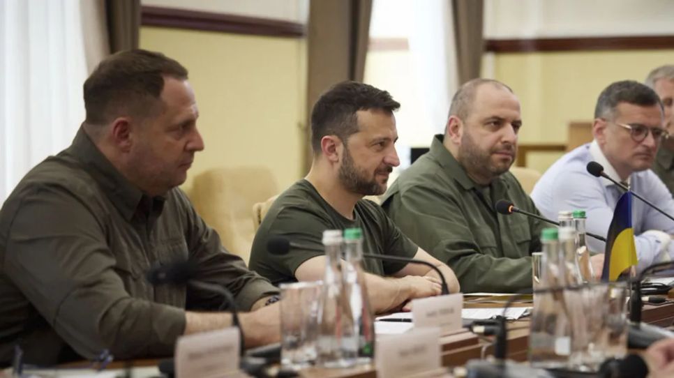 Tổng thống Ukraine Volodymyr Zelensky (thứ hai từ trái sang) trong cuộc thảo luận với đoàn Bộ Quốc phòng Anh. Ảnh: TASS