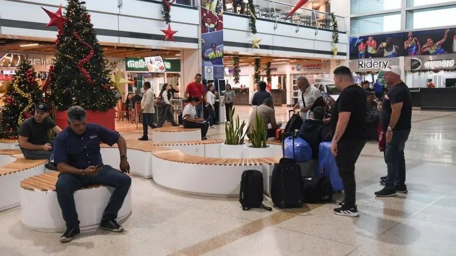 Hành khách tại sân bay quốc tế Maiquetía Simón Bolívar. Ảnh: XINHUA