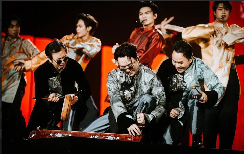 NSND Huỳnh Tú, Soobin và Binz trình diễn ca khúc 