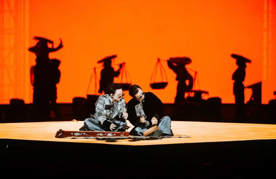 Soobin và NSND Huỳnh Tú mang âm hưởng dân gian văn hóa vang lên trên một sân khấu âm nhạc hiện đại