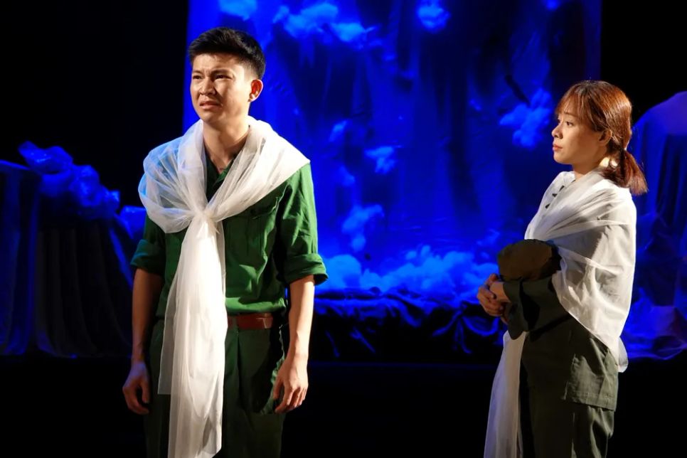 Ở cõi hư vô, chàng trai và cô gái mặc quân phục xanh, đã cùng chia sẻ với nhau về những kỷ niệm, ký ức từng trải với bao trăn trở. Ảnh: THÚY BÌNH Ở cõi hư vô, chàng trai và cô gái mặc quân phục xanh, đã cùng chia sẻ với nhau về những kỷ niệm, ký ức từng trải với bao trăn trở. Ảnh: THÚY BÌNH