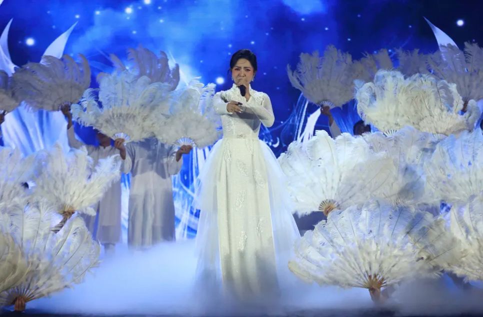 Ca sĩ Nguyễn Duyên Quỳnh thể hiện ca khúc 