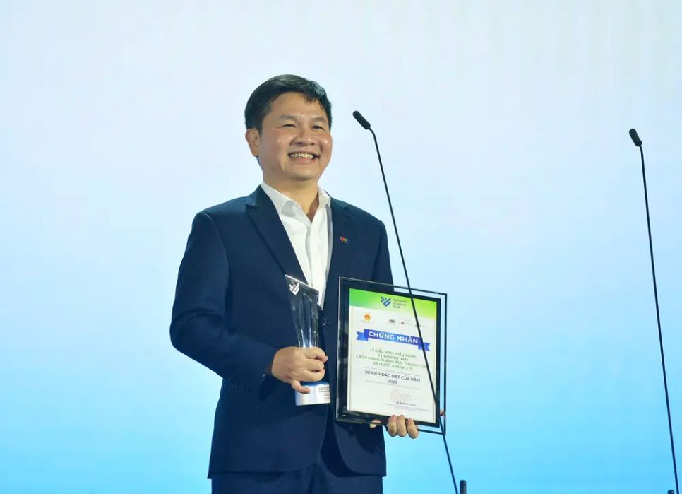 Đại diện ban tổ chức lễ kỷ niệm nhận giải thưởng