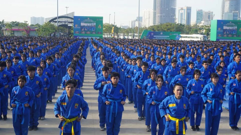 Học sinh tham gia màn đồng diễn võ nhạc vovinam Học sinh tham gia màn đồng diễn võ nhạc vovinam