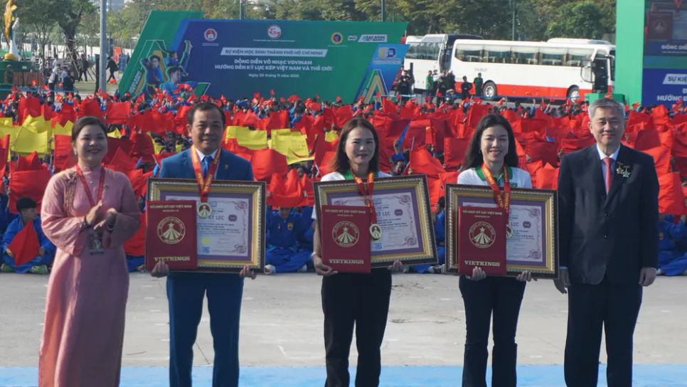 Tổ chức kỷ lục Việt Nam trao chứng nhận kỷ lục cho màn đồng diễn võ nhạc vovinam có số lượng học sinh tham gia đông nhất Việt Nam Tổ chức kỷ lục Việt Nam trao chứng nhận kỷ lục cho màn đồng diễn võ nhạc vovinam có số lượng học sinh tham gia đông nhất Việt Nam