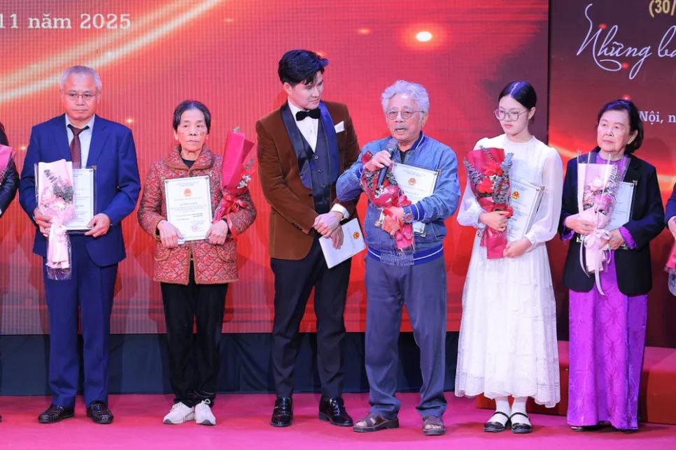 Tác giả Chu Lai được vinh danh với kịch bản Mưa đỏ chia sẻ tại sự kiện. Ảnh: LÊ ĐÔNG