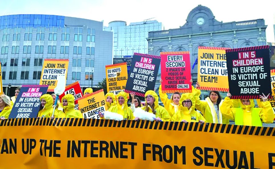 Một cuộc biểu tình tại Brussels (Bỉ) yêu cầu nhà chức trách có biện pháp ngăn chặn tình trạng lạm dụng tình dục trẻ em trên mạng. Ảnh: EUROCHILD