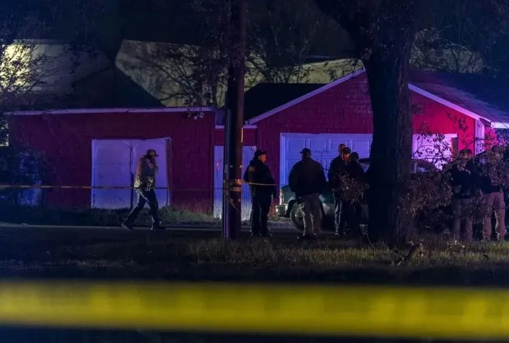 Nhà chức trách có mặt tại hiện trường vụ xả súng. <br> Ảnh: ANNIE BARKER/STOCKTONIA/CATCHLIGHT LOCAL Nhà chức trách có mặt tại hiện trường vụ xả súng. <br> Ảnh: ANNIE BARKER/STOCKTONIA/CATCHLIGHT LOCAL