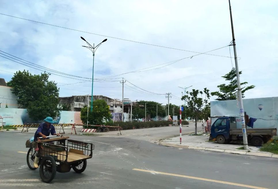 Cổng vào dự án La Gi New City. Ảnh: NGUYỄN TIẾN