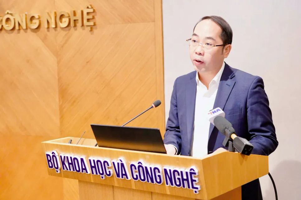 Ông Nguyễn Văn Khải phát biểu tại cuộc họp báo