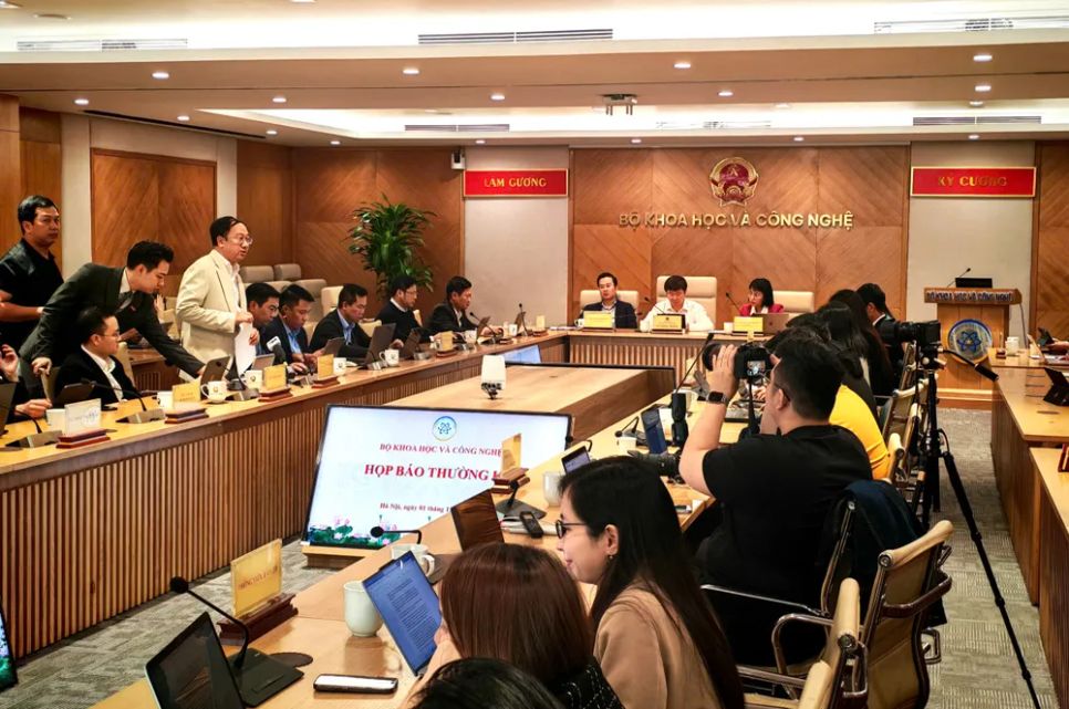 Quang cảnh cuộc họp báo thường kỳ Bộ KH-CN, ngày 1-12