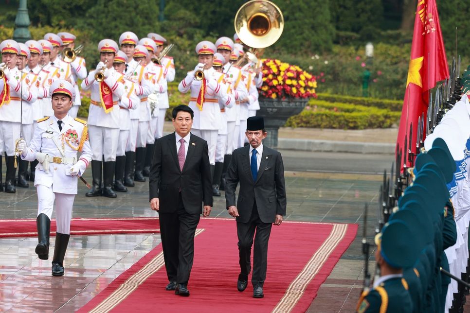 Chủ tịch nước Lương Cường và Quốc vương Brunei duyệt Đội Danh dự Quân đội nhân dân Việt Nam. Ảnh VGP/Nhật Bắc Chủ tịch nước Lương Cường và Quốc vương Brunei duyệt Đội Danh dự Quân đội nhân dân Việt Nam. Ảnh VGP/Nhật Bắc