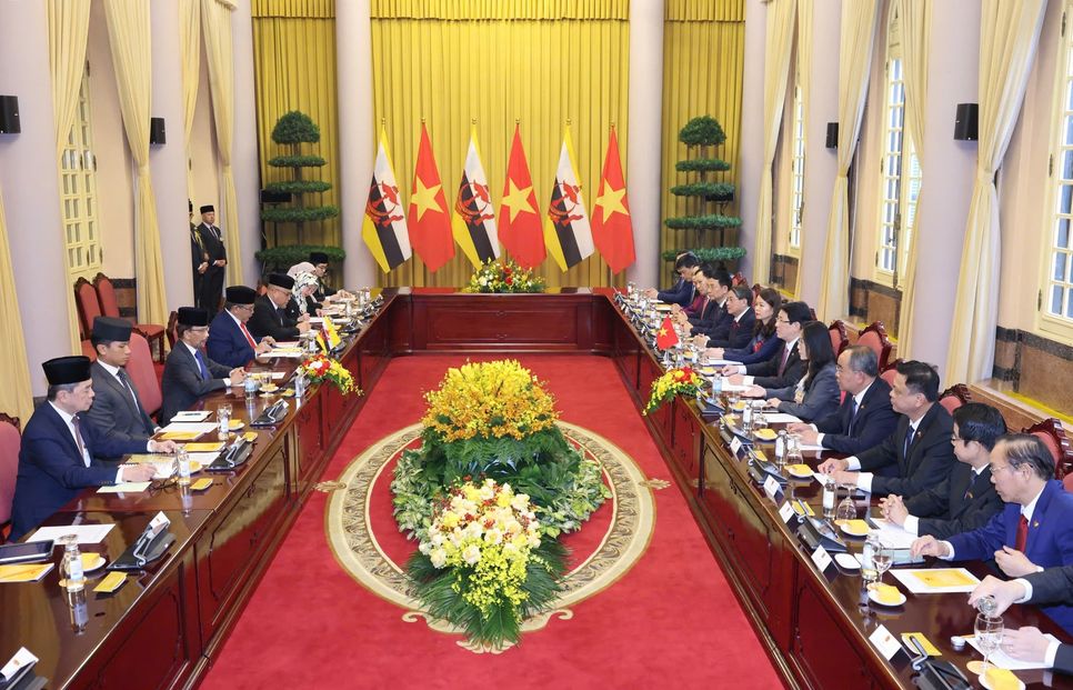 Sau lễ đón, Chủ tịch nước Lương Cường và Quốc vương Haji Hassanal Bolkiah dẫn đầu Đoàn cấp cao hai nước tiến hành hội đàm. Ảnh VGP/Nhật Bắc Sau lễ đón, Chủ tịch nước Lương Cường và Quốc vương Haji Hassanal Bolkiah dẫn đầu Đoàn cấp cao hai nước tiến hành hội đàm. Ảnh VGP/Nhật Bắc