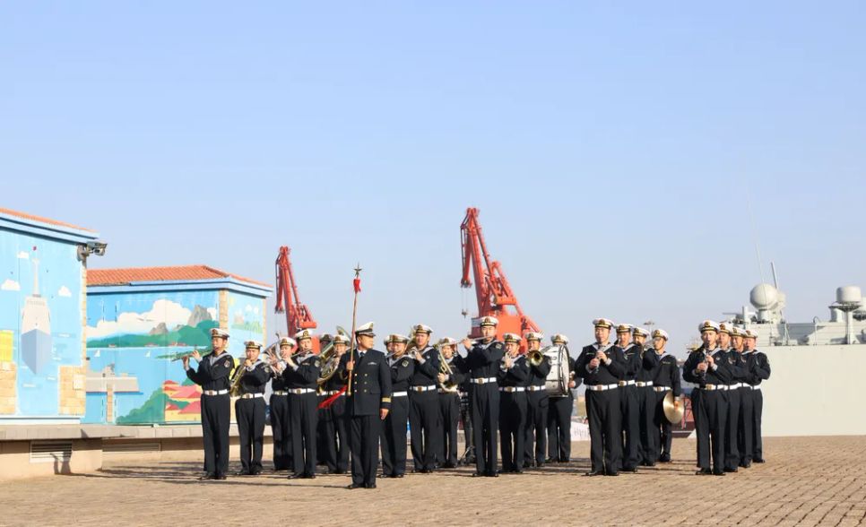 Ban nhạc hải quân Trung Quốc tại lễ đón đoàn công tác và tàu Trần Hưng Đạo