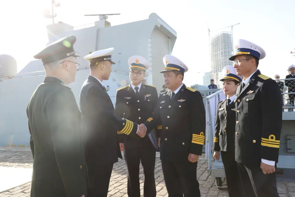 Đại diện Bộ tham mưu Hạm đội Bắc Hải của hải quân Trung Quốc đón đoàn