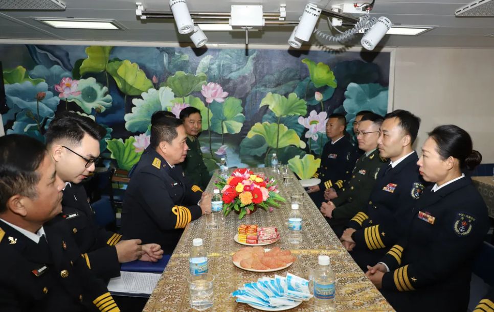 Đại diện Bộ tham mưu Hạm đội Bắc Hải và sĩ quan hải quân Trung Quốc lên thăm tàu Trần Hưng Đạo