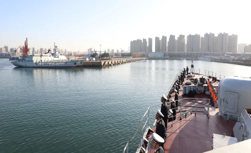 Tàu Trần Hưng Đạo chuẩn bị cập cảng TP Thanh Đảo