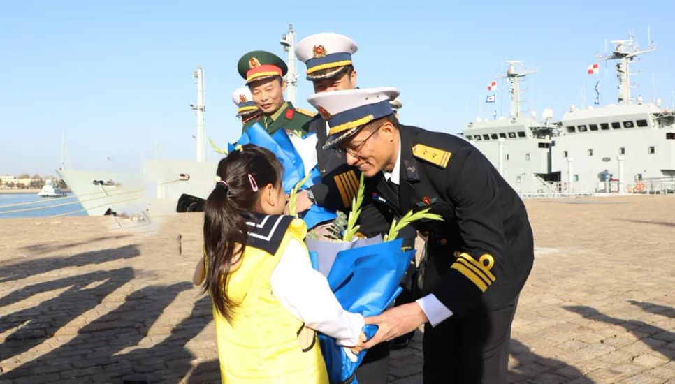 Thiếu nhi Trung Quốc tặng hoa chào mừng đoàn công tác