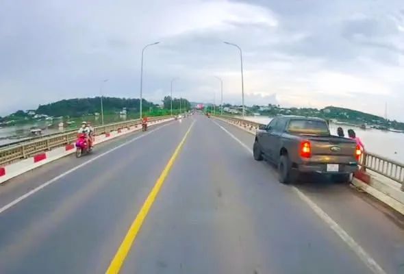 Xe ô tô bán tải dừng xe trên cầu La Ngà để chụp hình. Ảnh: Người dân cung cấp Xe ô tô bán tải dừng xe trên cầu La Ngà để chụp hình. Ảnh: Người dân cung cấp