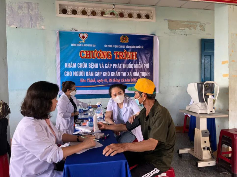 Các bác sĩ khám sức khỏe cho người dân xã Hòa Thịnh