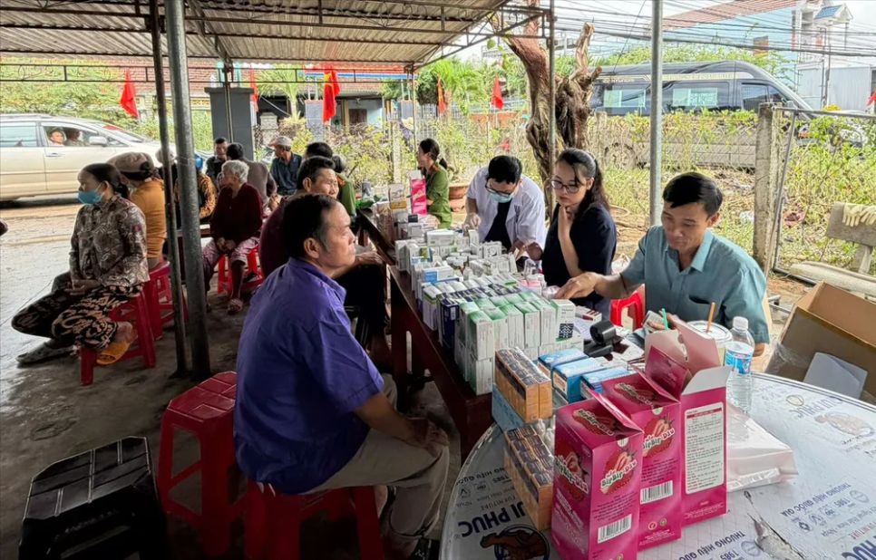 Cấp phát thuốc miễn phí cho người dân