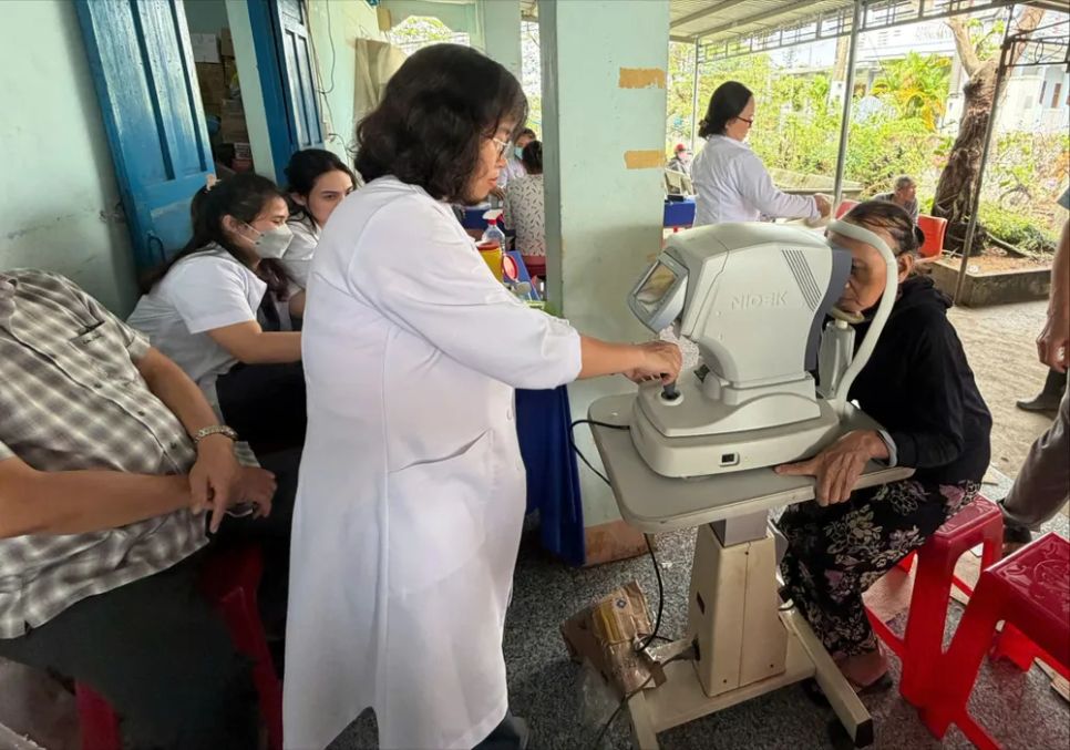 Khám mắt cho người dân