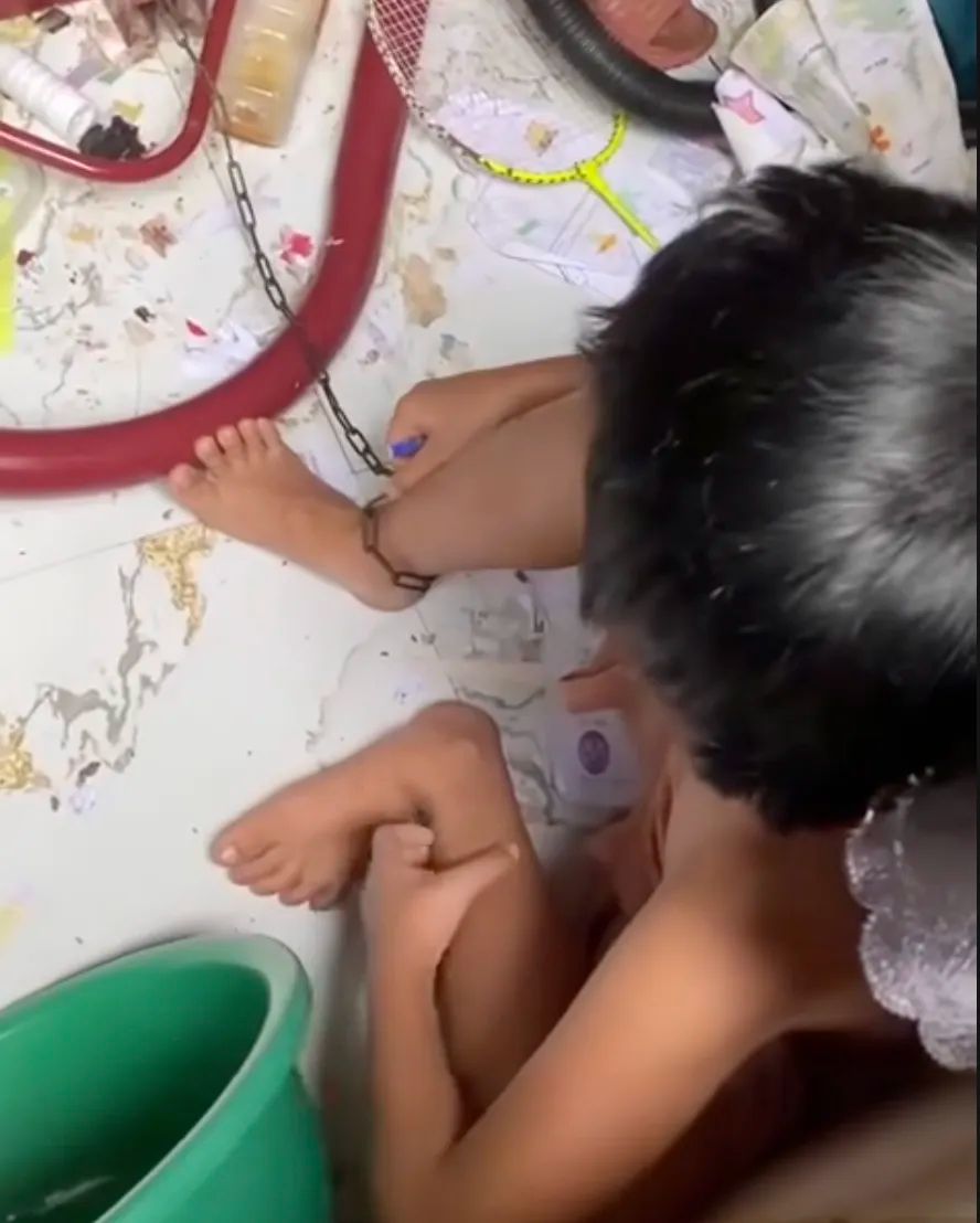 Cháu bé bị cha xích chân trong phòng Cháu bé bị cha xích chân trong phòng