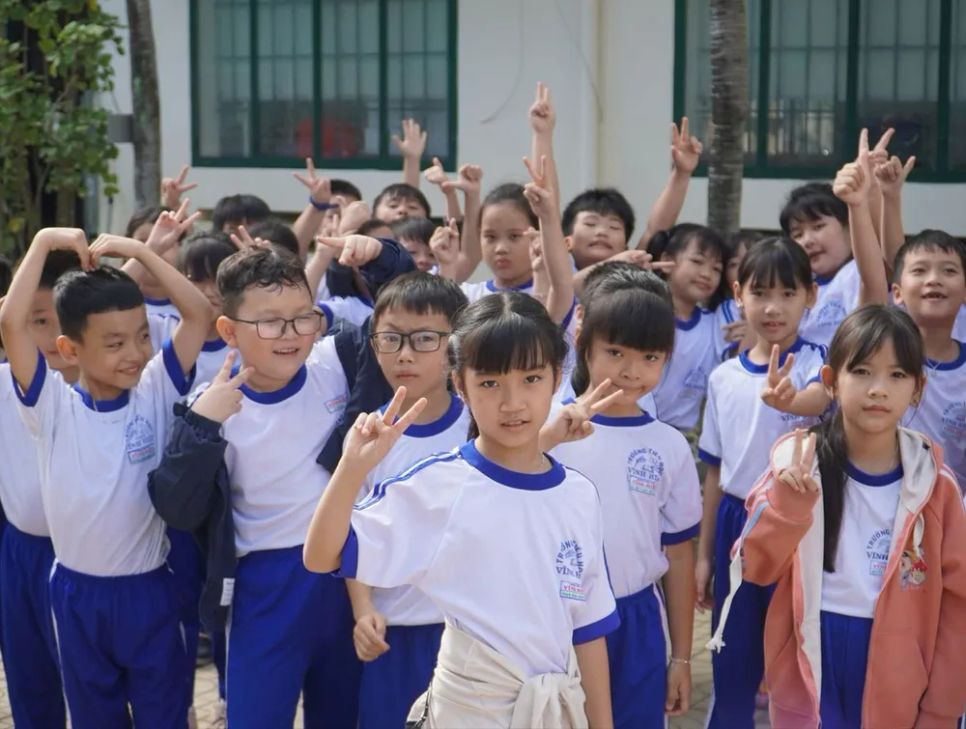 Học sinh vùng lũ quay lại trường lớp