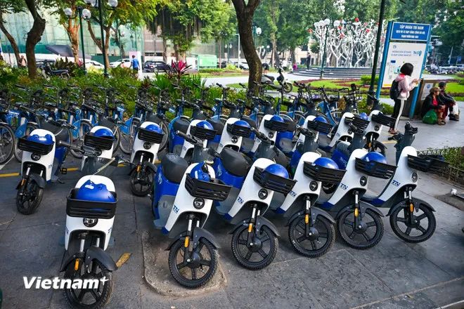 <p>Chiều ngày 1-12 tại khu vực Nhà hát lớn (Hà Nội) xuất hiện một mẫu xe điện mới tại khu vực trạm xe đạp công cộng. Qua tìm hiểu, từ ngày 1-12 TNG - đơn vị triển khai dịch vụ xe đạp công cộng lần đầu tiên đưa loại hình xe điện 2 bánh công cộng vào hoạt động. (Ảnh: Minh Sơn/Vietnam+)</p> <p>Chiều ngày 1-12 tại khu vực Nhà hát lớn (Hà Nội) xuất hiện một mẫu xe điện mới tại khu vực trạm xe đạp công cộng. Qua tìm hiểu, từ ngày 1-12 TNG - đơn vị triển khai dịch vụ xe đạp công cộng lần đầu tiên đưa loại hình xe điện 2 bánh công cộng vào hoạt động. (Ảnh: Minh Sơn/Vietnam+)</p>