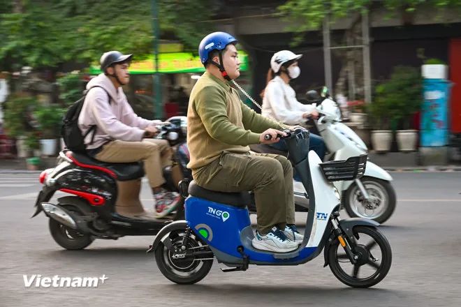 <p>Đối tượng sử dụng dịch vụ xe điện công cộng được nhắm tới là sinh viên, khách du lịch và nhân viên văn phòng có nhu cầu đi lại quãng ngắn trong thành phố. (Ảnh: Minh Sơn/Vietnam+)</p> <p>Đối tượng sử dụng dịch vụ xe điện công cộng được nhắm tới là sinh viên, khách du lịch và nhân viên văn phòng có nhu cầu đi lại quãng ngắn trong thành phố. (Ảnh: Minh Sơn/Vietnam+)</p>