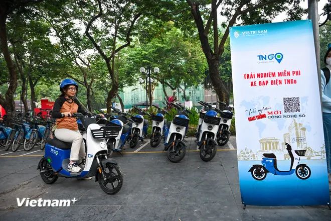 <p>Mỗi lần sạc, đổi pin xe chạy được 90 km, tốc độ tối đa xe di chuyển là 25km/h, sức chở tối đa 130 kg (người lớn và trẻ em), xe có giá để đồ ở phía trước. (Ảnh: Minh Sơn/Vietnam+)</p> <p>Mỗi lần sạc, đổi pin xe chạy được 90 km, tốc độ tối đa xe di chuyển là 25km/h, sức chở tối đa 130 kg (người lớn và trẻ em), xe có giá để đồ ở phía trước. (Ảnh: Minh Sơn/Vietnam+)</p>