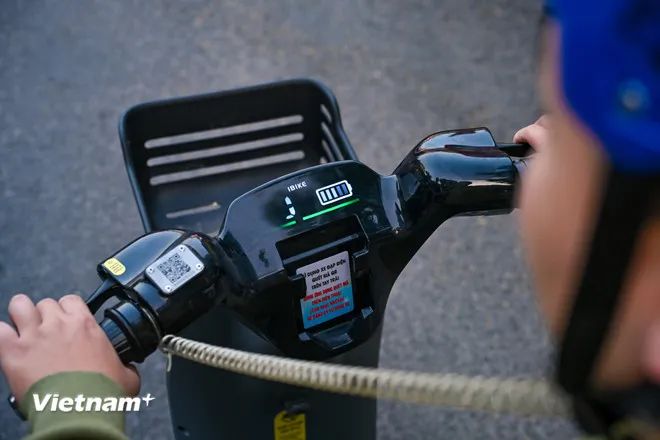 <p>Mỗi xe được trang bị thêm một mũ bảo hiểm cho người sử dụng. (Ảnh: Minh Sơn/Vietnam+)</p> <p>Mỗi xe được trang bị thêm một mũ bảo hiểm cho người sử dụng. (Ảnh: Minh Sơn/Vietnam+)</p>