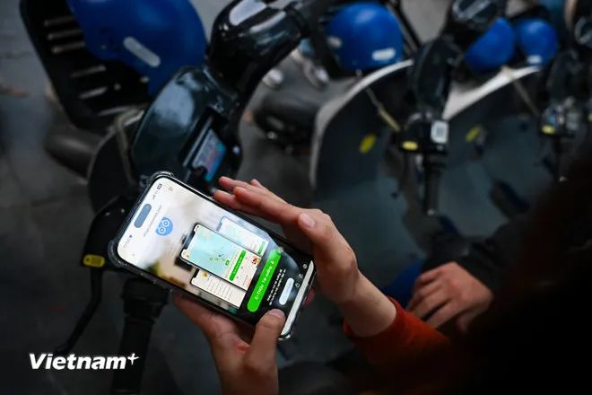 <p>Người dùng chỉ cần tải ứng dụng, đăng ký tài khoản, nạp tiền và quét mã QR để sử dụng. Hiện tại chưa có giá dịch vụ chính thức của loại hình xe điện công cộng này. (Ảnh: Minh Sơn/Vietnam+)</p> <p>Người dùng chỉ cần tải ứng dụng, đăng ký tài khoản, nạp tiền và quét mã QR để sử dụng. Hiện tại chưa có giá dịch vụ chính thức của loại hình xe điện công cộng này. (Ảnh: Minh Sơn/Vietnam+)</p>