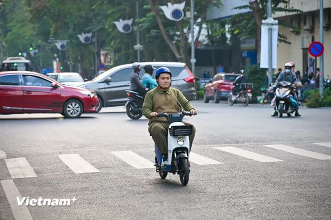 <p>Theo đại diện đơn vị cung cấp, mỗi lần sạc, đổi pin nếu người sử dụng chỉ đi lại trong khu vực nội đô thì khoảng 1 tuần mới phải sạc, đổi pin một lần. Trong trường hợp xe hết pin người điều khiển vẫn có thể sử dụng xe như một chiếc xe đạp thông thường. (Ảnh: Minh Sơn/Vietnam+)</p> <p>Theo đại diện đơn vị cung cấp, mỗi lần sạc, đổi pin nếu người sử dụng chỉ đi lại trong khu vực nội đô thì khoảng 1 tuần mới phải sạc, đổi pin một lần. Trong trường hợp xe hết pin người điều khiển vẫn có thể sử dụng xe như một chiếc xe đạp thông thường. (Ảnh: Minh Sơn/Vietnam+)</p>