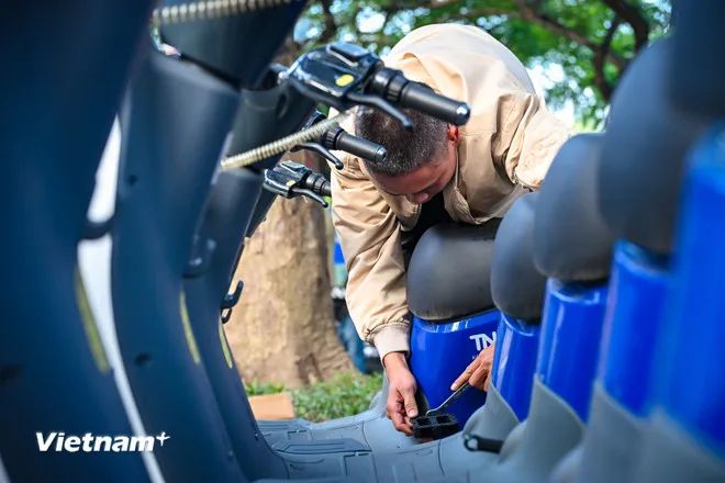 <p>Thông tin về thông số kỹ thuật và vận hành của xe đạp điện, ông Khoa cho biết đây là loại xe 2 bánh có bàn đạp và động cơ điện. Khác với các xe điện trên thị trường, xe đạp điện của TNG được tháo rời pin và có thể sạc, đổi ở các trạm sạc công cộng của TNG, người sử dụng không phải mang về xe về nhà sạc. (Ảnh: Minh Sơn/Vietnam+)</p> <p>Thông tin về thông số kỹ thuật và vận hành của xe đạp điện, ông Khoa cho biết đây là loại xe 2 bánh có bàn đạp và động cơ điện. Khác với các xe điện trên thị trường, xe đạp điện của TNG được tháo rời pin và có thể sạc, đổi ở các trạm sạc công cộng của TNG, người sử dụng không phải mang về xe về nhà sạc. (Ảnh: Minh Sơn/Vietnam+)</p>