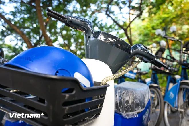 <p>Trong ngày 1-12, công ty đã đưa khoảng 15 xe đạp điện trong đợt đầu tiên đến điểm trạm 19/8 (cạnh Nhà hát lớn, phường Hoàn Kiếm) để người dân làm quen, sử dụng trải nghiệm. Sau đó ở các ngày tiếp theo, TNG sẽ đưa các đợt xe khác ra các điểm trạm của xe đạp công cộng đang có trong khu vực nội thành. (Ảnh: Minh Sơn/Vietnam+)</p> <p>Trong ngày 1-12, công ty đã đưa khoảng 15 xe đạp điện trong đợt đầu tiên đến điểm trạm 19/8 (cạnh Nhà hát lớn, phường Hoàn Kiếm) để người dân làm quen, sử dụng trải nghiệm. Sau đó ở các ngày tiếp theo, TNG sẽ đưa các đợt xe khác ra các điểm trạm của xe đạp công cộng đang có trong khu vực nội thành. (Ảnh: Minh Sơn/Vietnam+)</p>