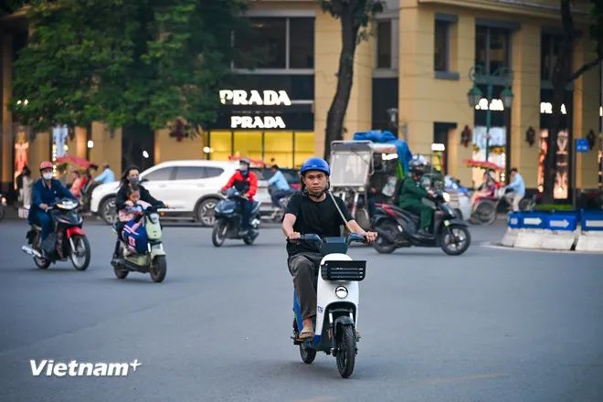 <p>Trước đó, từ tháng 8/2023, dịch vụ xe đạp cộng cộng chính thức được triển khai trên địa bàn Hà Nội. Trong giai đoạn từ 2023 - 2025, 79 điểm trạm trên địa bàn Thủ đô và hơn 1.000 xe đạp công cộng (xe đạp cơ) được hoạt động. (Ảnh: Minh Sơn/Vietnam+)</p> <p>Trước đó, từ tháng 8/2023, dịch vụ xe đạp cộng cộng chính thức được triển khai trên địa bàn Hà Nội. Trong giai đoạn từ 2023 - 2025, 79 điểm trạm trên địa bàn Thủ đô và hơn 1.000 xe đạp công cộng (xe đạp cơ) được hoạt động. (Ảnh: Minh Sơn/Vietnam+)</p>