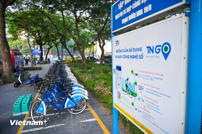 <p>Từ tháng 12 năm nay đến quý I-2026, Công ty có kế hoạch đưa hơn 5.000 xe đạp điện 2 bánh vào hoạt động trong khu vực nội đô Hà Nội. Đây cũng là loại hình xe đạp điện công cộng đầu tiên được triển khai tại Hà Nội và cả nước. (Ảnh: Minh Sơn/Vietnam+)</p> <p>Từ tháng 12 năm nay đến quý I-2026, Công ty có kế hoạch đưa hơn 5.000 xe đạp điện 2 bánh vào hoạt động trong khu vực nội đô Hà Nội. Đây cũng là loại hình xe đạp điện công cộng đầu tiên được triển khai tại Hà Nội và cả nước. (Ảnh: Minh Sơn/Vietnam+)</p>