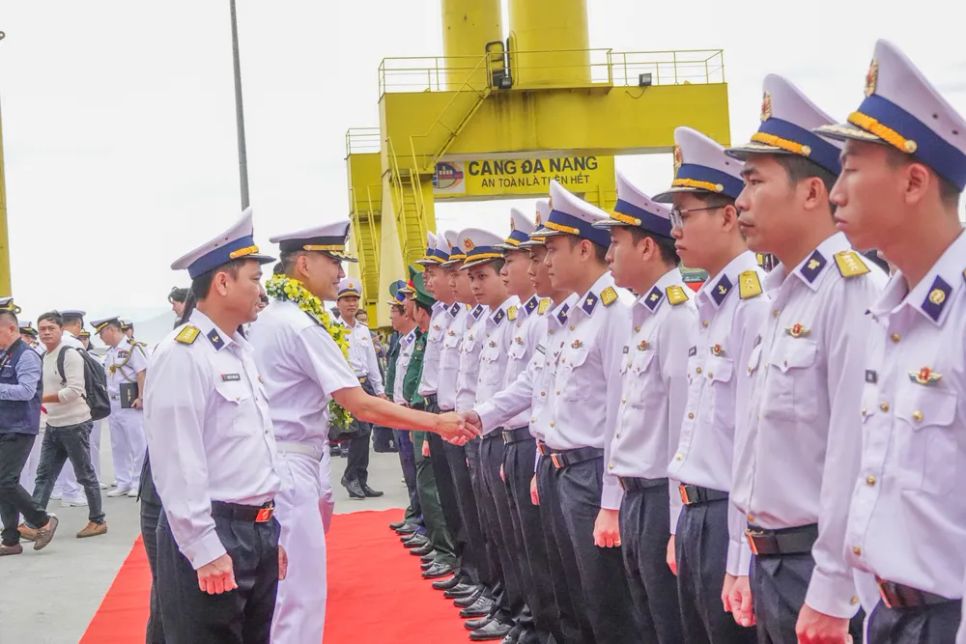 Chuẩn đô đốc Hong Sang Yong chào đại diện các lực lượng vũ trang TP Đà Nẵng. Ảnh: XUÂN QUỲNH Chuẩn đô đốc Hong Sang Yong chào đại diện các lực lượng vũ trang TP Đà Nẵng. Ảnh: XUÂN QUỲNH