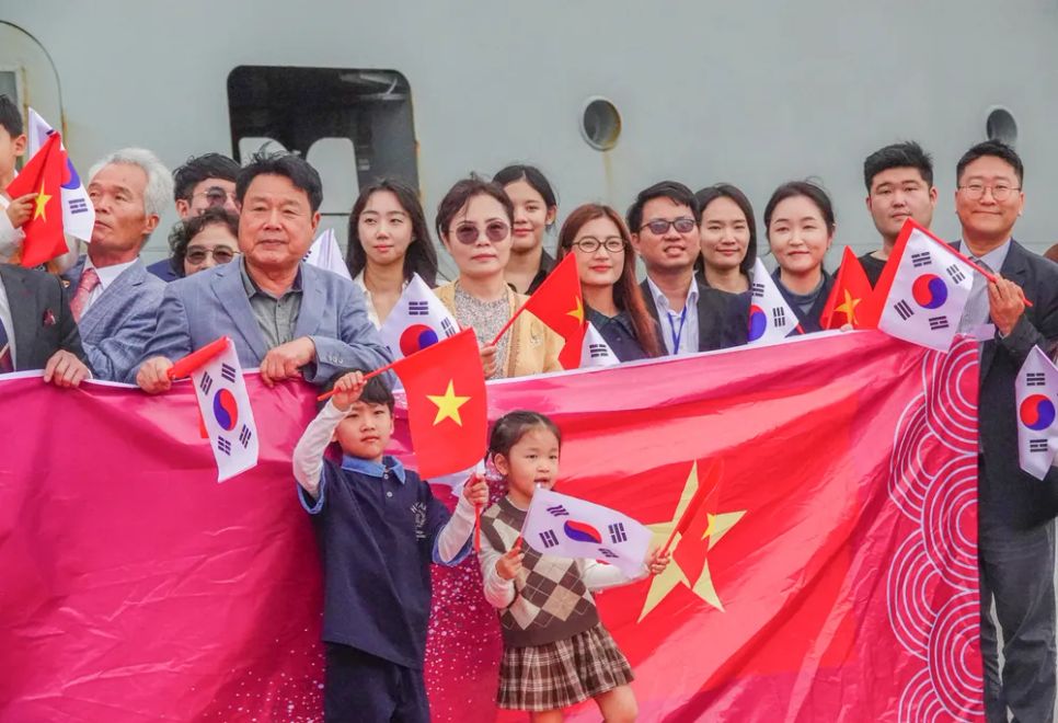Cộng đồng người Hàn Quốc tại Việt Nam tham dự lễ đón tàu. Ảnh: XUÂN QUỲNH Cộng đồng người Hàn Quốc tại Việt Nam tham dự lễ đón tàu. Ảnh: XUÂN QUỲNH